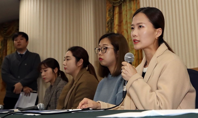 15일 서울 송파구 올림픽파크텔에서 기자회견을 하는 팀 킴 선수들. 연합뉴스