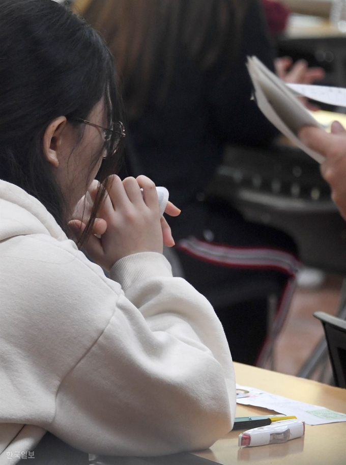 2019학년도 대학수학능력시험일인 15일 오전 서울 이화여자외국어고등학교에서 입실 완료한 한 수험생이 시험 시작 전 기도를 하고 있다. 서재훈 기자