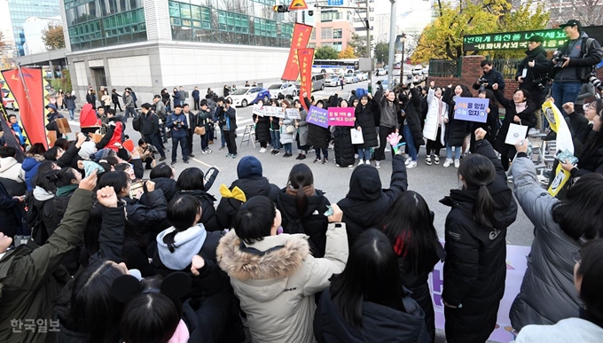 2019학년도 대학수학능력시험일인 15일 오전 서울 이화여자외국어고등학교에서 각 학교의 재학생들이 수험생을 위한 응원전을 펼치고 있다. 서재훈 기자