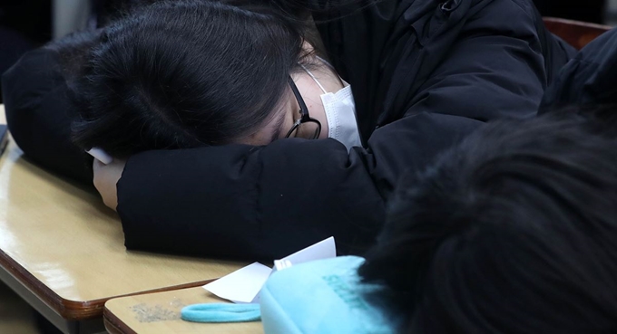 16일 오전 서울 성동구 무학여자고등학교에서 수험생들이 수험표에 적어온 대학수학능력시험 가채점 결과를 표에 적어 넣은 후 아쉬워하고 있다. 뉴시스