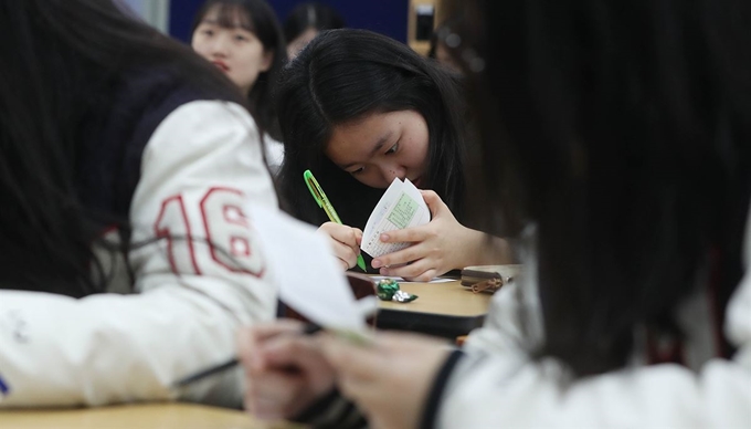 16일 오전 서울 성동구 무학여자고등학교에서 수험생이 수험표에 적어온 대학수학능력시험 가채점 결과를 표에 적어 넣고 있다. 뉴시스