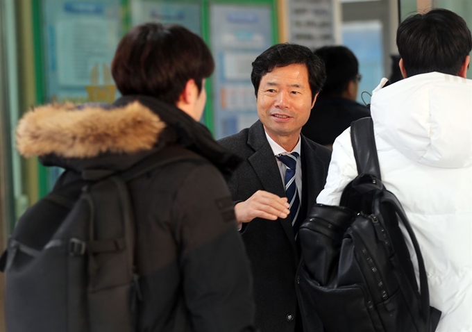 2019학년도 대학수학능력시험일인 15일 오전 전북 전주시 전북사대부고에서 김승환 전북교육감이 수험생을 격려하고 있다. 연합뉴스