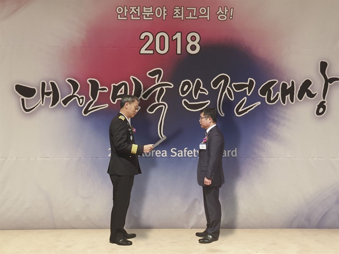 벡스코는 16일 ‘제17회 대한민국 안전대상’ 우수기업부문 ‘대통령상’을 수상했다. 왼쪽은 소방청 조종묵 청장, 오른쪽은 벡스코 이영중 스마트센터운영실장. 벡스코 제공