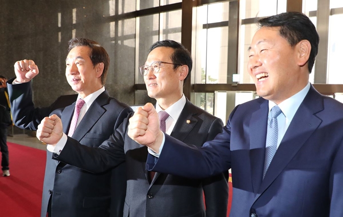 16일 오후 국회를 방문한 전북 군산 회현초등학교 학생들에게 모교이자 선배인 바른미래당 김관영 원내대표(오른쪽)가 학생들과 대화를 나누던 중 때마침 만난 더불어민주당 홍영표, 자유한국당 김성태 원내대표와 파이팅 하고 있다. 연합뉴스