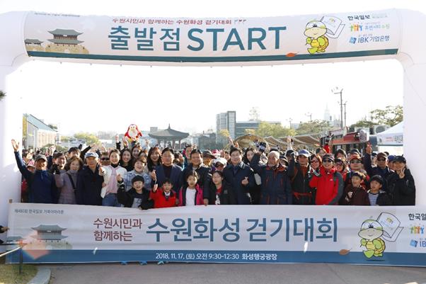 480회 한국일보 거북이마라톤 ‘수원시민과 함께하는 수원화성 걷기대회’가 17일 오전 경기 수원화성 행궁광장에서 열린 가운데 이준희 한국일보 사장, 엄태영 수원시장, 조명자 수원시의회 의장, 더불어민주당 김영진 의원, 2018 미스코리아 등 참석자들이 출발하기 앞서 시민들과 파이팅을 외치고 있다.