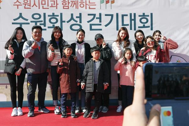 480회 한국일보 거북이마라톤 ‘수원시민과 함께하는 수원화성 걷기대회’가 17일 오전 경기 수원화성 행궁광장에서 열린 가운데 2018 미스코리아들이 시민들과 포토타임을 가지고 있다.