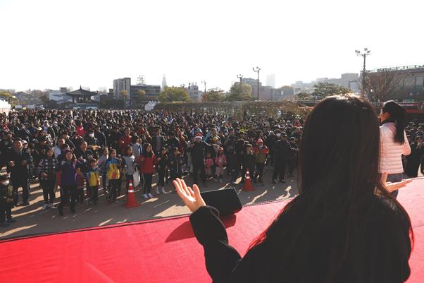 480회 한국일보 거북이마라톤 ‘수원시민과 함께하는 수원화성 걷기대회’가 17일 오전 경기 수원화성 행궁광장에서 열린 가운데 대회전 2018 미스코리아들이 시민들과 함께 거북이 체조로 몸을 풀고 있다.