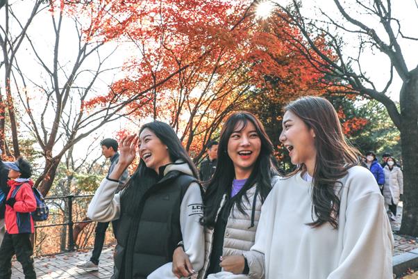 480회 한국일보 거북이마라톤 ‘수원시민과 함께하는 수원화성 걷기대회’가 17일 오전 경기 수원화성 행궁광장에서 열린 가운데 대회전 2018 미스코리아들이 시민들과 함께 수원화성길을 걷고 있다.