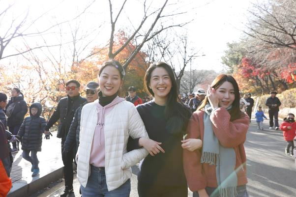 480회 한국일보 거북이마라톤 ‘수원시민과 함께하는 수원화성 걷기대회’가 17일 오전 경기 수원화성 행궁광장에서 열린 가운데 대회전 2018 미스코리아들이 시민들과 함께 수원화성길을 걷고 있다.