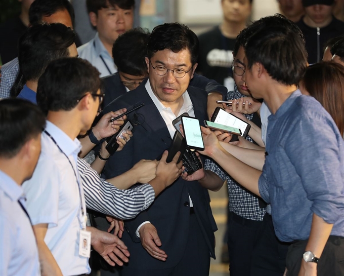 송인배 청와대 정무비서관이 서울 서초구 특검 사무실에서 참고인 조사를 받은 뒤 기자들 질문에 답하고 있다. 연합뉴스