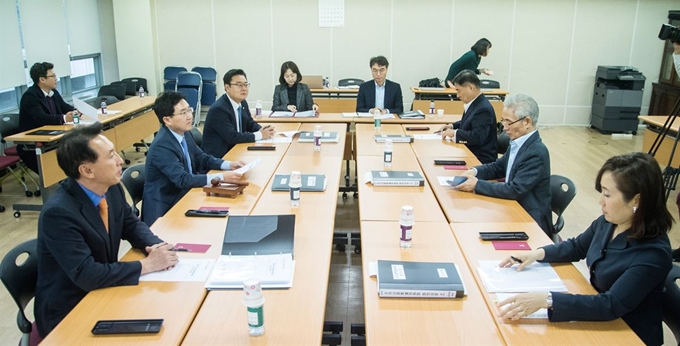 자유한국당이 전원책 조직강화특별위원회 위원을 해촉한 지난 9일 오후 서울 여의도 서울시 당사에서 조강특위 위원장인 김용태 사무총장(왼쪽 두번째) 등 위원들이 회의를 열고 있다. 연합뉴스