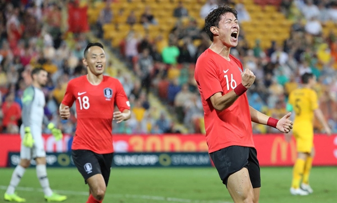 황의조가 17일 호주 브리즈번 선코프 스타디움에서 열린 한국과 호주 축구국가대표팀 평가전에서 전반 22분 득점한 후 환호하고 있다. 브리즈번=연합뉴스