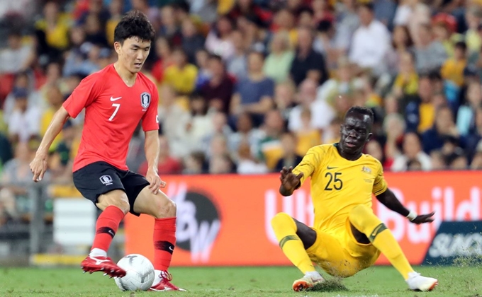 황인범이 17일 호주 브리즈번 선코프 스타디움에서 열린 한국과 호주 축구국가대표팀 평가전에서 상대 수비를 피해 공격하고 있다. 브리즈번=연합뉴스