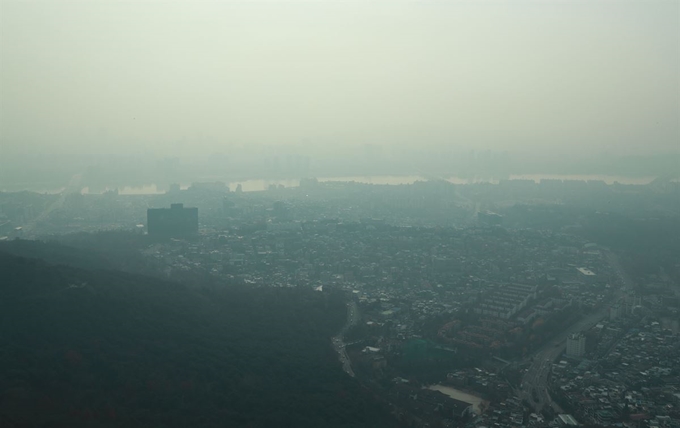 초미세먼지 농도가 '나쁨' 수준을 보인 16일 오전 남산 N서울타워에서 바라본 서울 도심. 연합뉴스