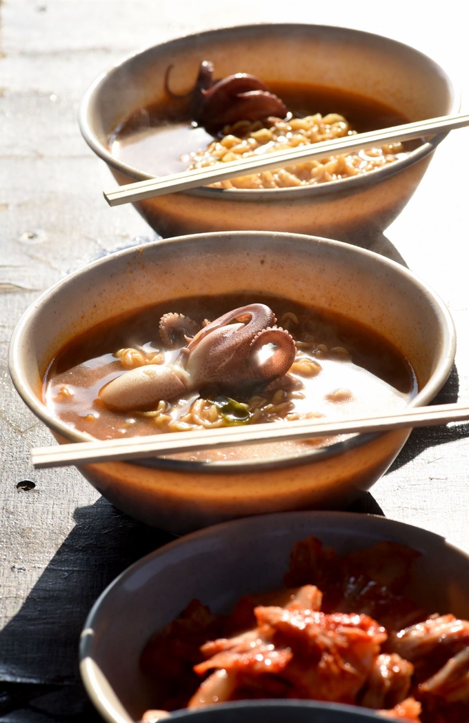 자신이 잡은 주꾸미로 배위에서 만들어 먹는 라면은 먹물 덕분에 맛이 고소하다. 왕태석 기자