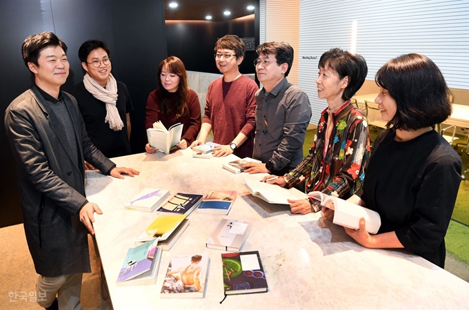 제51회 한국일보문학상 심사위원인 문학평론가 강동호(왼쪽부터), 시인 박준, 작가 정여울, 문학평론가 김형중, 소설가 성석제, 권여선, 하성란씨가 12일 서울 중구 세종대로 한국일보 본사에서 본심을 하고 있다. 고영권 기자