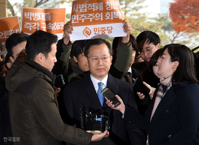 양승태 전 대법원장 시절 사법행정권을 남용한 혐의를 받는 박병대 전 대법관이 19일 오전 서울 서초구 서울중앙지검에 피의자 신분으로 출석하며 취재진 질문을 듣고 있다.고영권 기자