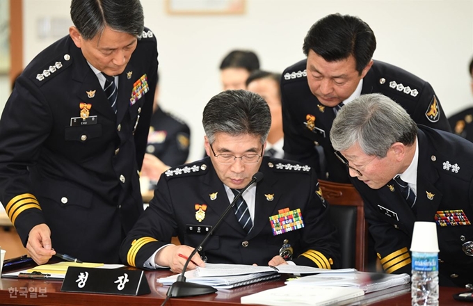 [181102-11] [저작권 한국일보]민갑룡 경찰청장과 경찰 간부들이 2일 오후 서울 서대문구 경찰청에서 열린 국회 정보위 국정감사에서 답변을 준비하고 있다. 2018.11.2 신상순 선임기자 /2018-11-02(한국일보)