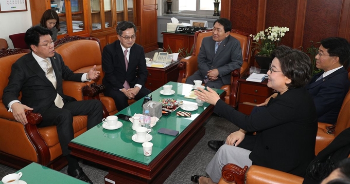 김동연 경제부총리가 19일 국회 예산결산특별위원회 위원장실에서 안상수 위원장과 더불어민주당 조정식, 자유한국당 장제원, 바른미래당 이혜훈 간사를 만나 새해예산 심사를 위한 계수조정소위원회 구성과 조속한 심사착수를 요청하고 있다. 오대근기자