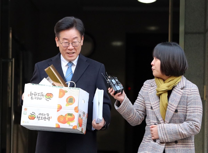 '친형 강제입원' 의혹 등 자신을 향한 혐의에 이어, 아내 김혜경 씨까지 '혜경궁 김씨' 관련 혐의로 검찰에 기소의견 송치가 결정돼 위기를 맞고 있는 이재명 경기도지사가 19일 오전 입장표명을 위해 경기도 성남시 분당구 자택을 나와 경기도청 집무실로 향하고 있다. 연합뉴스