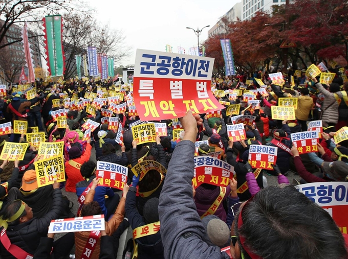 수원비행장 화성 이전을 반대하는 범시민대책위원회 회원들이 19일 서울 여의도에서 집회를 열고 개정한 폐기를 요구하고 있다. 연합뉴스