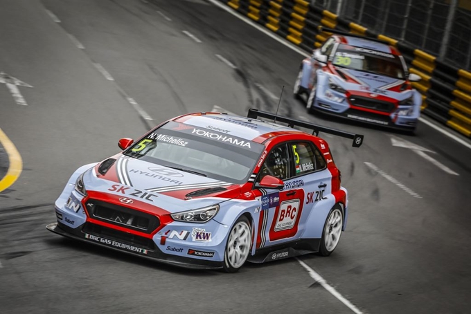 지난 15~18일 마카오 기아서킷에서 개최된 2018 WTCR 시즌 마지막 대회(10차전)에서 현대자동차 첫 판매용 경주용차 ‘i30 N TCR’이 레이싱을 벌이고 있다. 현대차 제공