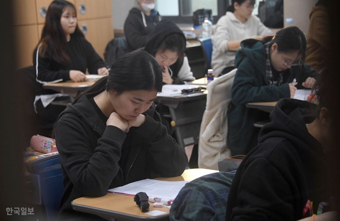 2019학년도 대학수학능력시험일인 지난 15일 오전, 서울 이화외고에서 입실을 마친 수험생들이 시험 시작을 기다리고 있다. 서재훈 기자