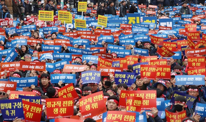 17일 오후 서울 영등포구 여의도 국회 앞에서 열린 2018 전국노동자대회에서 한국노동조합총연맹 조합원들이 탄력근로제 확대에 반대하는 구호를 외치고 있다. 연합뉴스