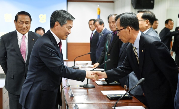 정경두 국방부 장관이 19일 서울 성동구 재향군인회를 예방, 임원단과 악수하고 있다. 정 장관은 이 자리에서 한반도 비핵화와 항구적 평화 정착을 위한 우리 군의 노력에 힘을 더해줄 것을 요청했다. 국방부 제공