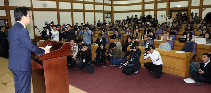 14일 오전 서울 영등포구 여의도 국회 의원회관에서 열린 한국유치원총연합회 정책토론회 '사립유치원 이대로 지속가능한가' 토론회에 이덕선 한유총 비대위원장이 인사말을 하고 있다. 뉴시스