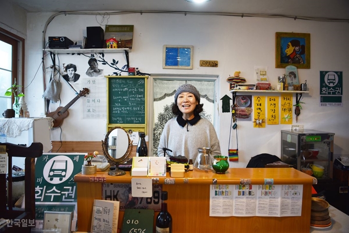 함창버스정류장 맞은편 ‘카페 버스정류장’ 주인장 박계해씨. 차창으로 본 건물이 맘에 들어 운명처럼 카페를 열었다고 한다. 상주=최흥수기자