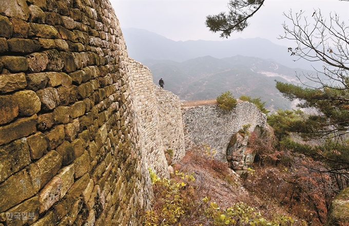 상주 화북면 장바위산 꼭대기의 견훤산성. 동남쪽 성곽의 곡선이 물결처럼 아름답다. 상주=최흥수기자