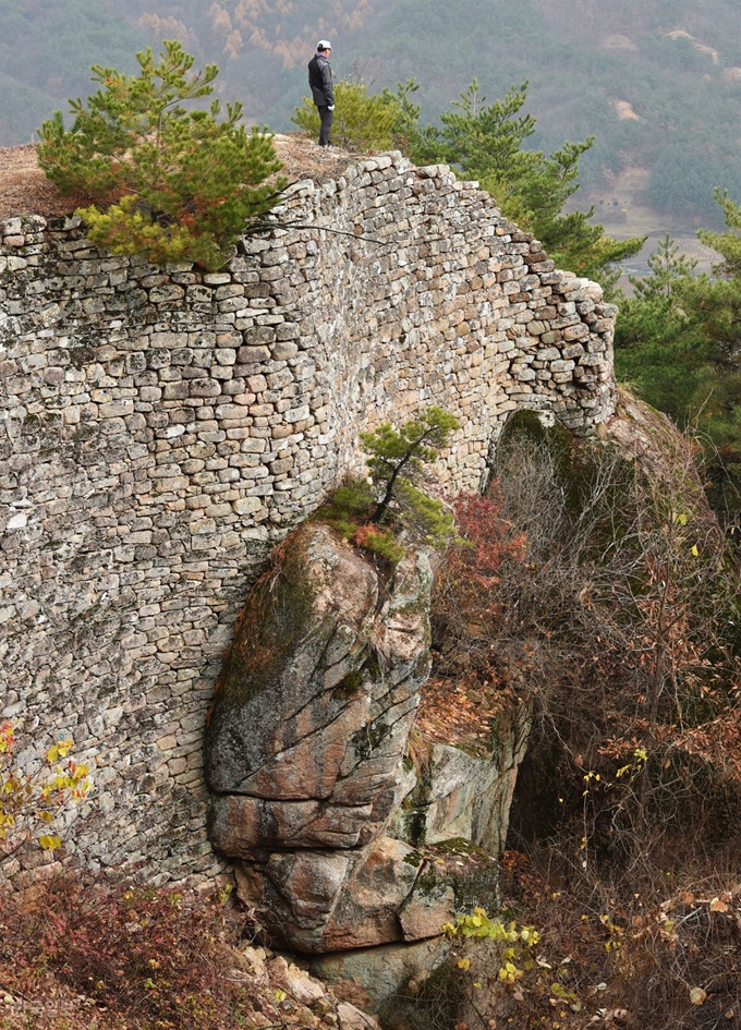 자연석을 최대한 활용한 성곽 축조.