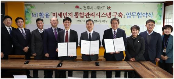 KT와 전주시가 전주시청에서 사물인터넷(IoT) 등 ICT 기술 기반으로 미세먼지를 관리하고 대응하기 위해 업무협약을 체결했다고 20일 밝혔다. 김승수(왼쪽 여섯 번째) 전주시 시장, 박용만(왼쪽 네 번째) KT 전북고객본부장 상무, 김형욱(왼쪽 다섯 번째) KT 전무 등 전주시와 KT임직원들이 기념 촬영을 하고 있다. KT 제공