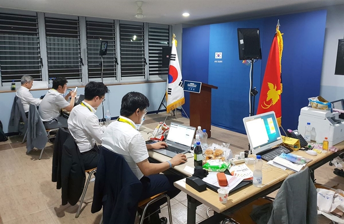 파푸아뉴기니 프레스센터. 학교 건물을 임시로 빌려 프레스센터로 활용했다. 실제 학생들이 공부하던 교실에 차려진 브리핑 룸. 대통령 해외순방 역사상 가장 작은 규모의 프레스센터. 청와대제공