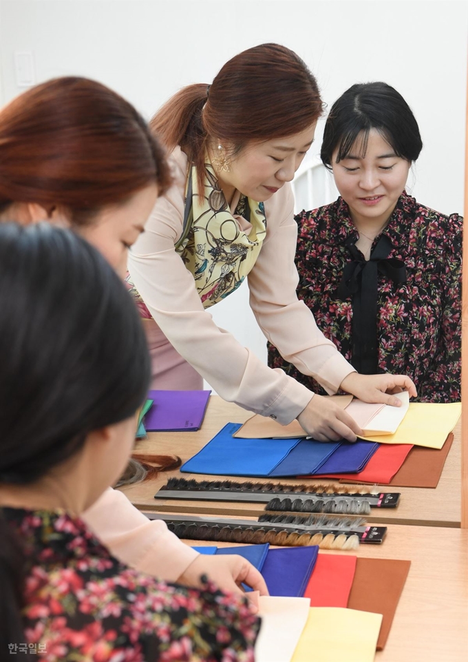 발가벗은 기분이 이럴까. 색조화장, 선크림까지 걷어냈다. 원래 피부톤과 입술색을 분석해야 하기 때문이다. 색 진단 결과 봄 계열 색상의 옷이 잘 어울린다는 조언을 받았다. 신상순 선임기자