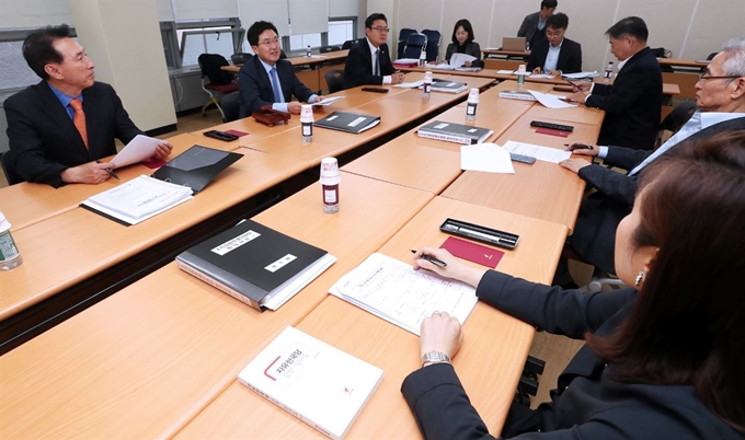 자유한국당이 전원책 조직강화특별위원회 위원을 해촉한 지난 9일 서울 여의도 서울시 당사에서 조강특위 위원장인 김용태(왼쪽 두번째) 사무총장 등 위원들이 회의를 열고 있다. 연합뉴스