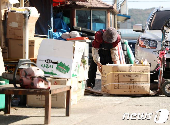 술 취한 20대 남성에게 폭행 봉변 후 재활치료를 받고 있는 A씨가 20일 울산 울주군 언양읍 자신의 집 앞에서 폐지 정리를 하고 있다. 뉴스1