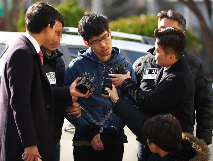 강서구 PC방 살인사건 피의자 김성수가 감정유치 영장 기한이 만료된 20일 오전 공주치료감호소에서 유치장이 있는 서울 양천경찰서에 도착한 뒤 취재진 질문에 답하고 있다. 연합뉴스