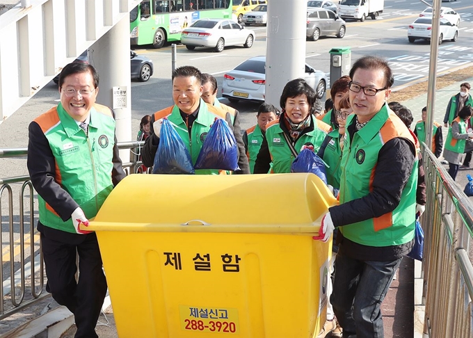 장종태 대전 서구청장과 직원들이 19일 대전 서구 월평동 갑천대교 네거리 일대에서 제설함과 친환경 제설제, 모래주머니를 비치하고 있다. 서구청은 이날 한겨울 폭설 및 결빙에 대비해 주민들의 낙상사고, 통행 불편을 해소하기 위한 안전 활동을 펼쳤다. 뉴스1