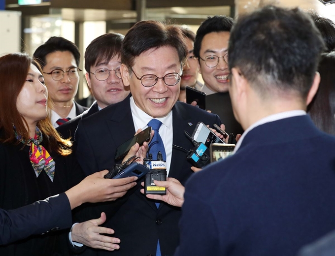 20일 오후 국회 도서관에서 열린 '2018 국회 철도 정책 세미나'에 참석하는 이재명 경기지사에게 기자들의 질문이 쏟아지고 있다. 연합뉴스