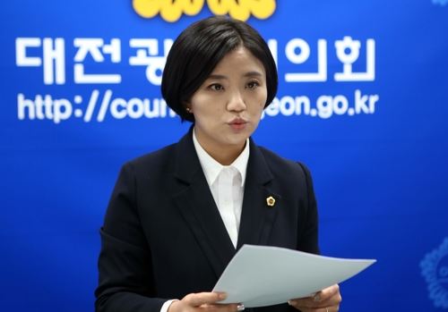 김소연 대전시의원은 20일 시의회 기자실에서 기자회견을 열고 더불어민주당 박범계(대전 서을) 의원 측근들이 6.13 지방선거 당시 금품 요구 사건을 조직적으로 은폐.왜곡하려 했다"고 주장했다. 연합뉴스.