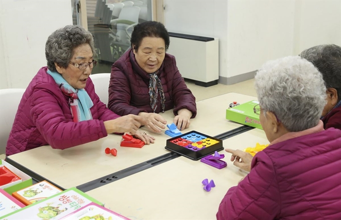 지난 15일 경기 성남 위례 공공실버아파트에 사는 노인들이 단지내 종합사회복지관에 모여 보드게임을 즐기고 있다. 정부는 2022년까지 노인 공공임대주택 4만호를 이 같은 시설을 갖춘 '케어안심주택'으로 지을 계획이다. 보건복지부 제공