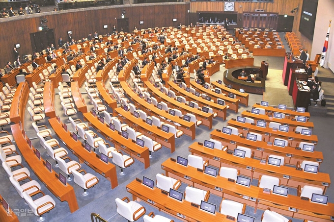 지난 15일 자유한국당ㆍ바른미래당 의원들의 불참으로 국회 본회의장 야당 의원석이 텅 비어있다. 오대근 기자