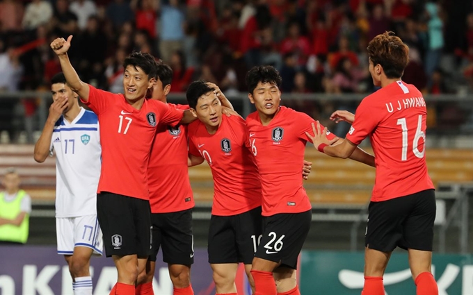 한국 축구대표팀이 20일 호주 브리즈번 퀸즐랜드 스포츠 육상센터(QSAC)에서 열린 한국과 우즈베키스탄의 축구국가대표 친선경기에서 전반 9분 남태희(가운데)의 선제골에 환호하고 있다. 브리즈번=연합뉴스