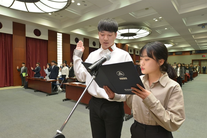 지난 20일 열린 ‘백석인증제 제23기 수여식 및 제24기 입단식’에 참여한 학생들이 선서를 하고 있다. 백석대 제공