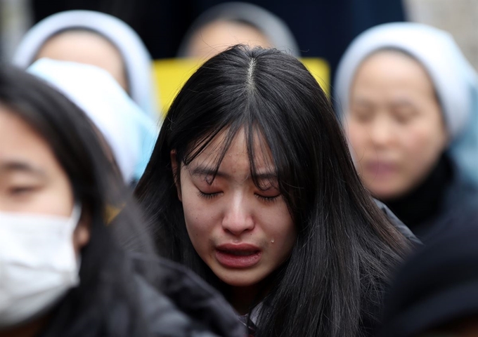 정부가 화해치유재단을 해산한다고 공식 발표한 21일 서울 종로구 옛 일본대사관 앞에서 열린 일본군 위안부 문제 해결을 위한 정기 수요시위에 참가한 한 학생이 위안부 피해 할머니의 음성을 들으며 눈물을 흘리고 있다. 연합뉴스