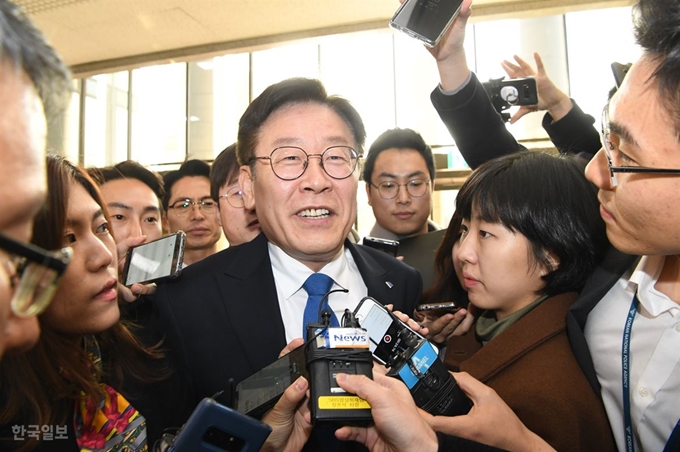 [저작권 한국일보] 20일 오후 국회 도서관에서 열린 '2018 국회 철도정책 세미나'에 참석하는 이재명 경기지사에게 기자들이 질문을 쏟아내고 있다.오대근기자 /2018-11-20(한국일보)