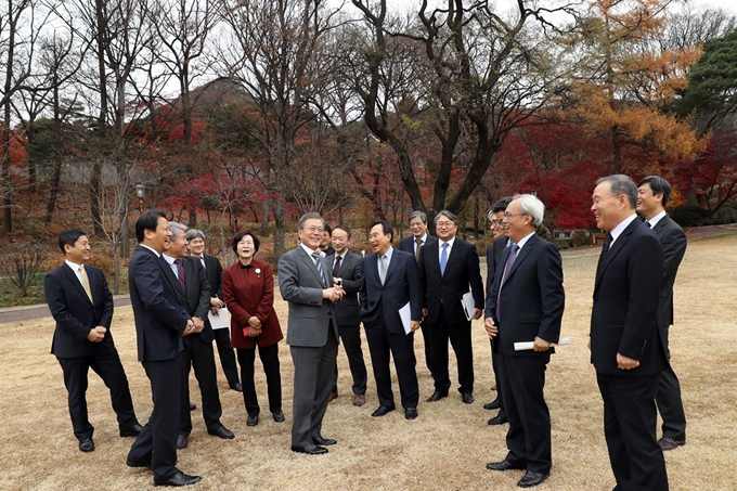 문재인 대통령이 21일 오전 청와대 본관 집현실에서 열린 '국정과제위원회 및 대통령자문위원회 오찬간담회’를 마친 후 참석자들과 경내를 산책하고 있다. 2018.11.21 류효진 /2018-11-21(한국일보)