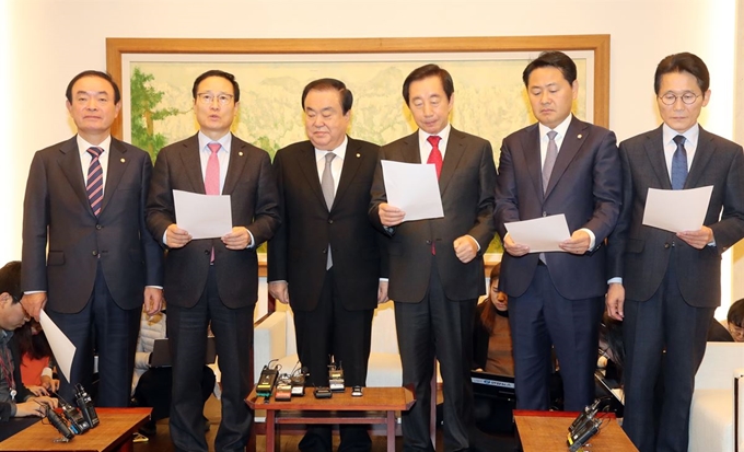 국회정상화에 합의한 문희상 국회 의장과 여야 원내대표들이 21일 국회의장실에서 합의문을 발표하고 있다. 왼쪽부터 장병완 민주장병완, 홍영표 더불어민주당 원내대표, 문 의장, 김성태 자유한국당, 김관영 바른미래당, 윤소하 정의당 원내대표. 연합뉴스